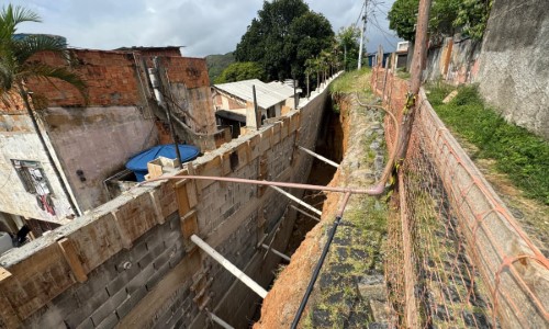 Obras Públicas de Barra do Piraí chega a 80% da construção de muros de contenção na Caixa D’Água
